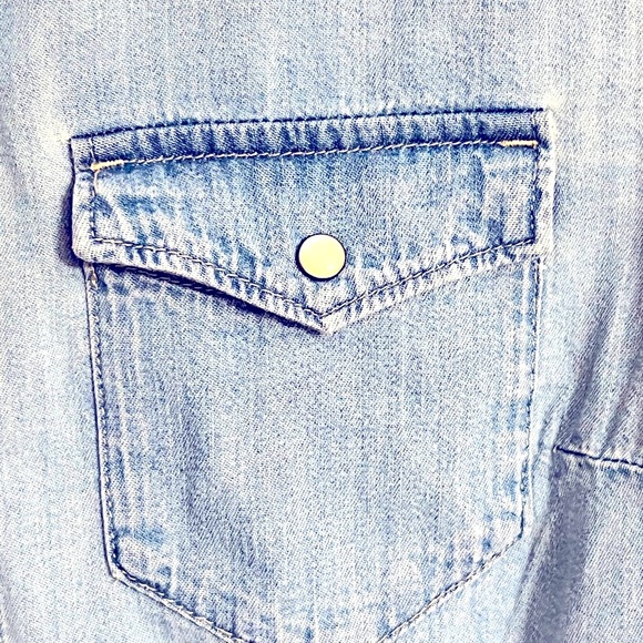 NWT GAP Women’s Denim Shirt w/ Pearl Snaps! - Picture 3 of 13